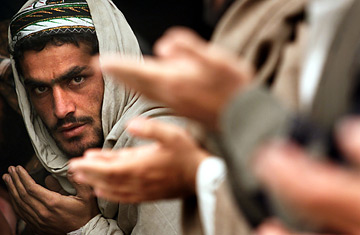 afghan men praying