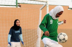 saudi-women-playing-soccer_l