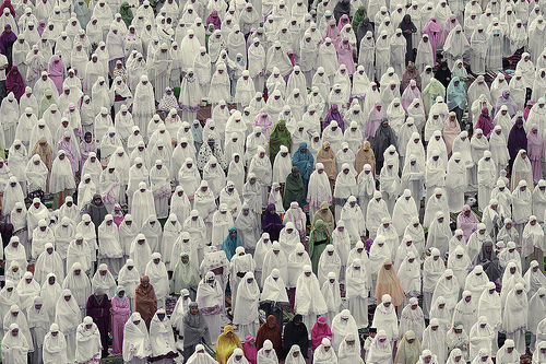 Indonesian Muslims prayer by portable_soul / Creative Commons