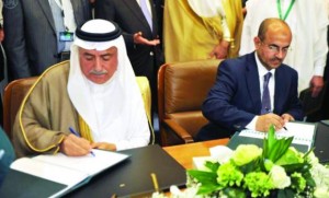 Muhammed al Saadi signs Yemen aid deal / Image source: arabnews.com.