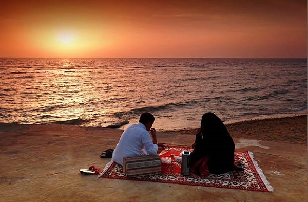 https://muslimvillage.com/wp-content/uploads/2012/09/couple-beach.jpg