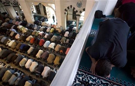 Muslim worshippers pray during Friday prayers at a mosque in Berlin August 3, 2007. REUTERS/Fabrizio Bensch