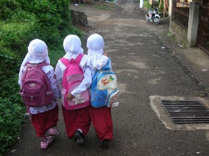Three little girls by Ikhlasul Amal / Creative Commons