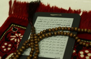beads and kindle by aunullah / Creative Commons
