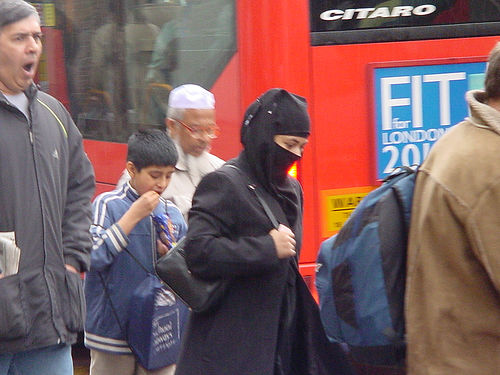 Muslim woman in London by cs_smith / Creative Commons