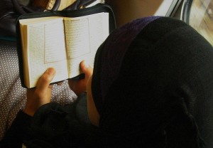 Reading in the Train by Been Buddy Longway / Creative Commons