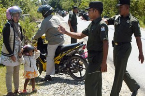 Acehnese woman and police / Source: wunrn.com