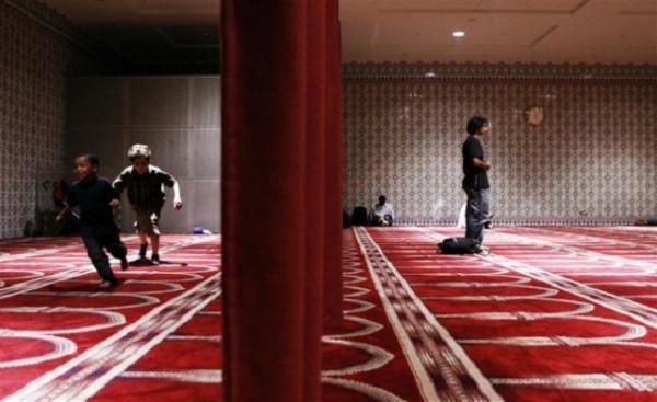 American high school accommodates Muslim prayer times