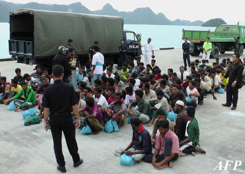 Rohingya-refugees-in-the-custody-of-Malaysian-security-officials mizzima.com