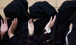 Saudi-women-praying-in-Ri-007 / Source: truth-reason-liberty.blogspot.com
