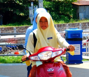 School girls on bike Malaysia by GlobalCitizen01 / Creative Commons