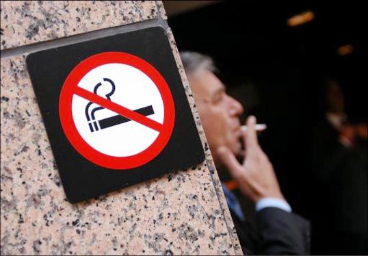 smoker-by-no-smoking-sign / Source: ananaddoush.net