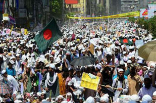 Workers protest in Dhaka over factory deaths