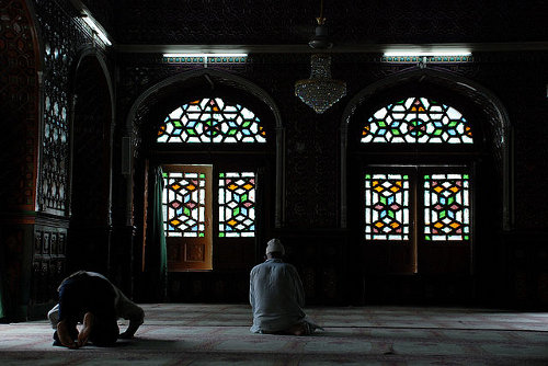 Muslims_praying_in_mosque_in_Srinagar,_Kashmir