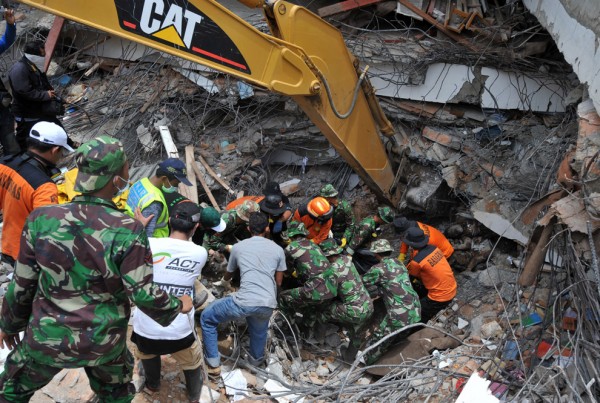 Indonesian Rescuers Continue Search for Quake Victims