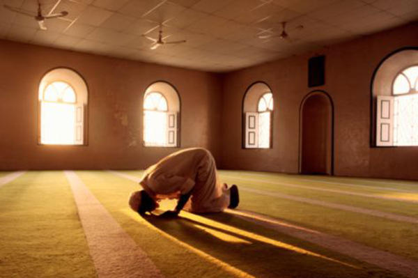 muslim-man-prays-in-mosque