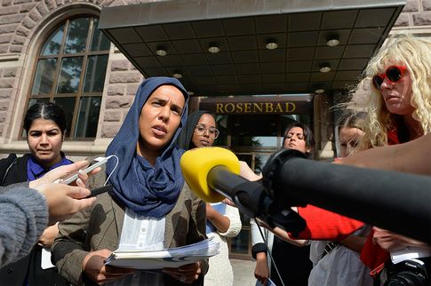 A representatives of Hijabuppropet, being interviewed by the media after meeting the Minister of Justice.  / Source: SCANPIX