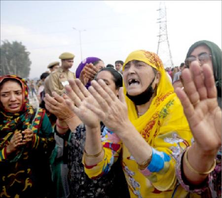 Hundreds protest deadly police shooting in Kashmir