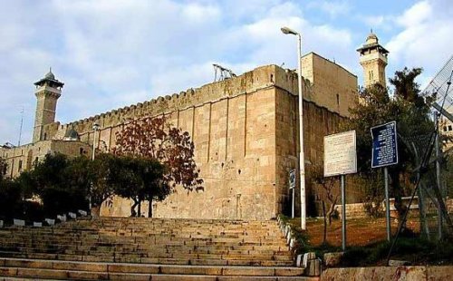 Israeli flag raised over Al-Ibrahimi mosque’s wall