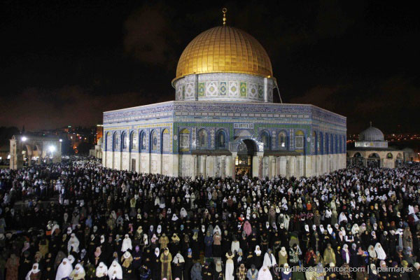 Israeli settlers storm Al-Aqsa Mosque and climb Dome of the Rock