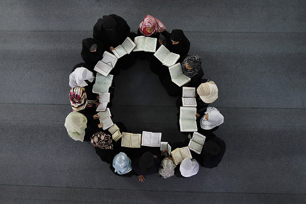 circle-of-muslim-women-studying-the-quran
