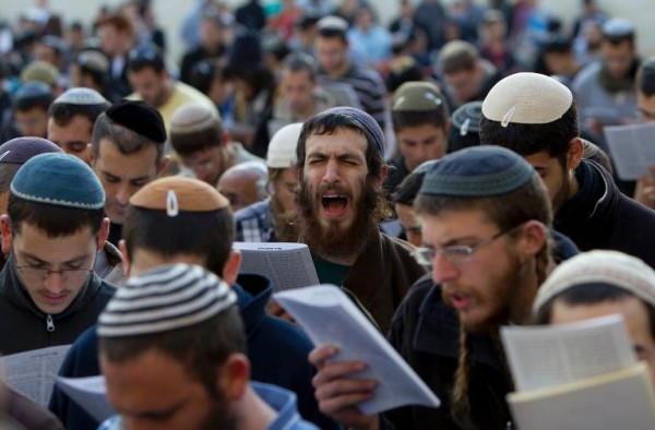 Hardline Israelis hold mass prayer against peace talks