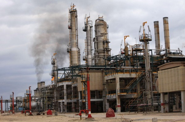 Libya oil output dives after key field shut