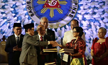 President of Philippines and Malaysia's prime minister witness the exchange of documents in Manila