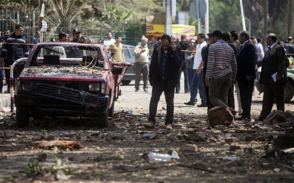 Bomb kills police general in Cairo