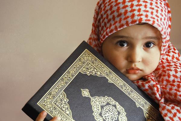 baby-holing-Holy-Quran