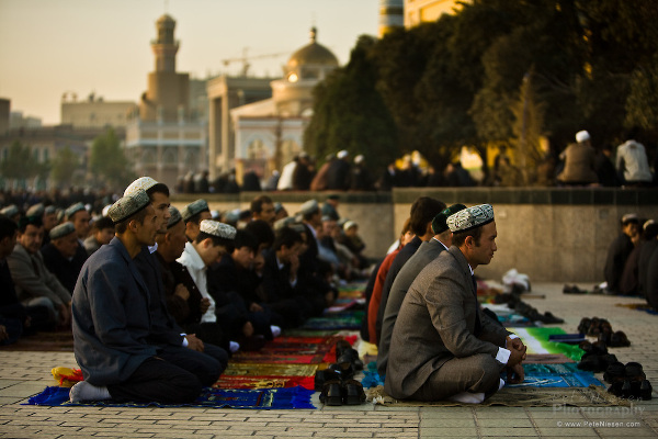 After prayer in Kashgar / Image source: www.NeteNiesen.com