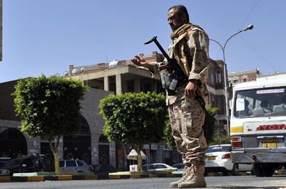 Houthi fighters on alert as #Yemen power vacuum emerges