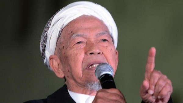 Malaysian Islamist party spiritual leader Nik Aziz dead