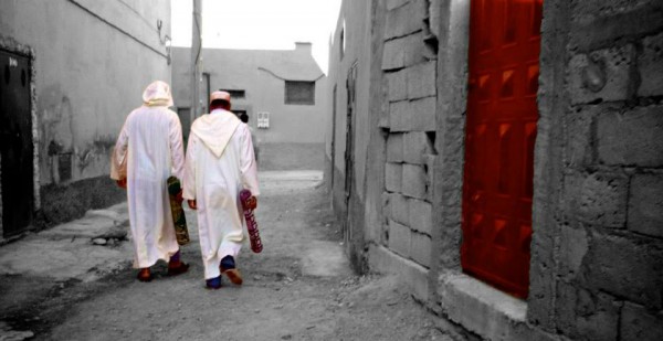 Moroccan-men-walking-to-mosque