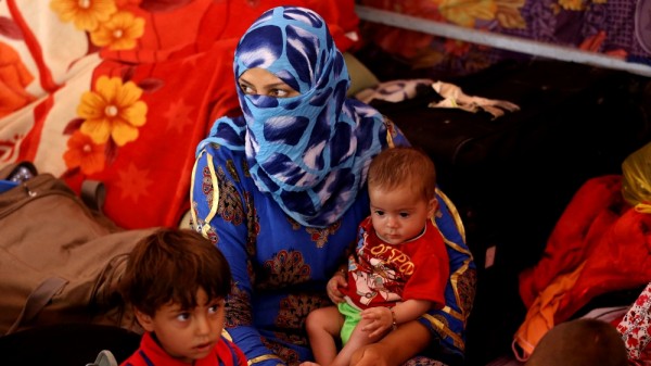 Displaced Iraqis stranded outside Baghdad