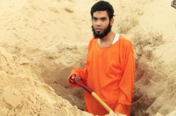 Daesh prisoner forced to dig his own grave before being executed