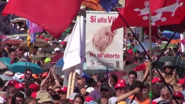 Huge rally in Rome says 'no' to gay marriage