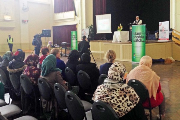Muslim woman tells Melbourne Islamophobia forum 'racism hurts'