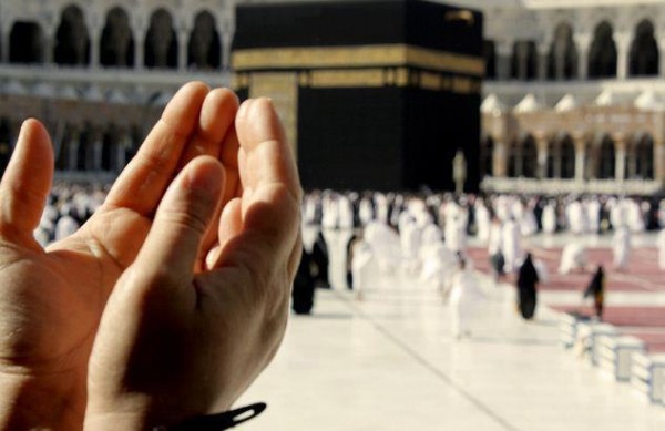 Praying-Kaaba