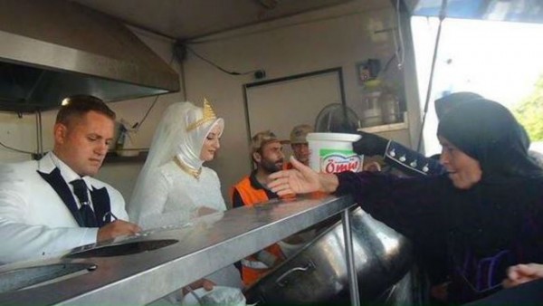 This Turkish couple spent their wedding day feeding 4,000 Syrian refugees