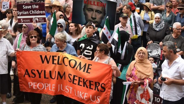 Thousands in Australia protests against refugee centres