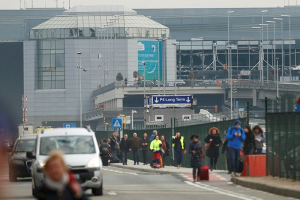 People leave the scene of explosions at Zaventem airport near Brussels, Belgium, March 22, 2016.    REUTERS/Francois Lenoir
