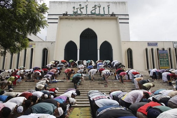 Muslims offer Friday prayers in front of Baitul Mukarram, Bangladesh's national mosque, during the holy fasting month of Ramadan in Dhaka July 11, 2014. REUTERS/Andrew Biraj/Files