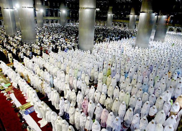 Ramadan_Praying-women-in-Indonesia