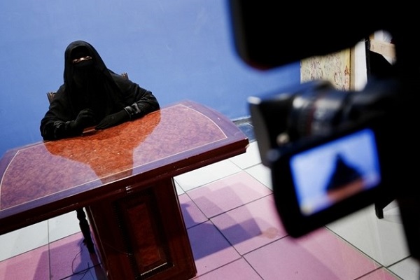 A presenter for Egypt's "Maria", a television station run by women in niqab.