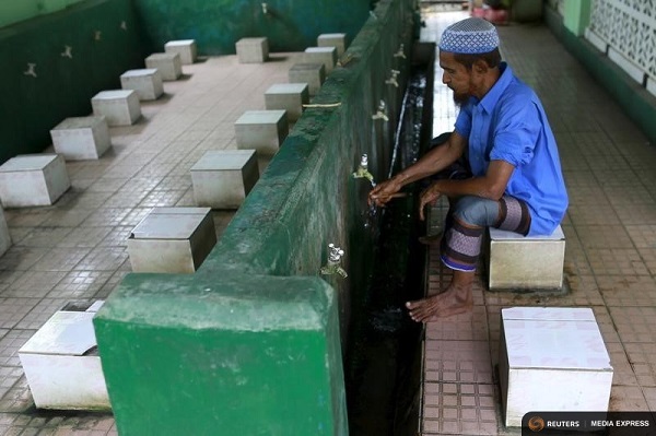 A Muslim Rohingya man washes his hands before praying at a mosque in Aung Minglar in Sittwe October 29, 2015. As Myanmar heads to the polls on Nov. 8 the plight of its Muslim minority remains a blot on what is billed as the country's first free and fair election for 25 years. Picture taken October 29, 2015. REUTERS/Soe Zeya Tun  - RTX1UZ6I