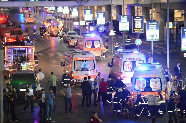 Paramedics help casualties outside Turkey's largest airport, Istanbul Ataturk, Turkey, following a blast, June 28, 2016. REUTERS/Ismail Coskun/IHLAS News Agency.