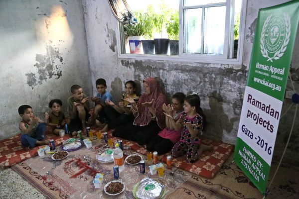 A Gaza family is provided a meal by Human Appeal International in Ramadan 2016.
