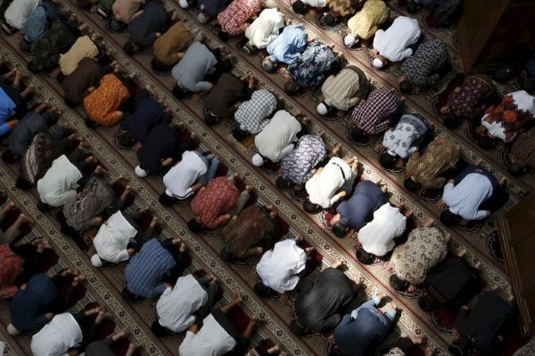 men-pray-ramadan
