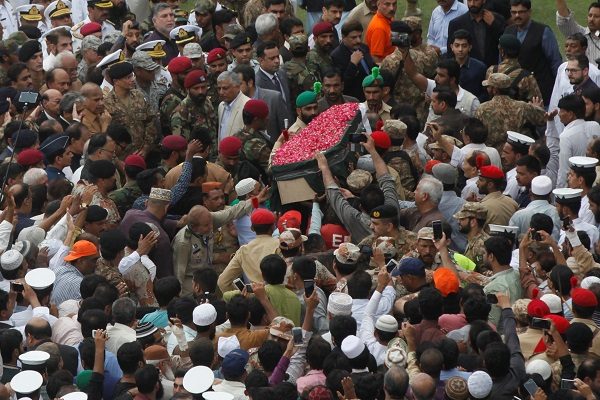 People try to touch the coffin of philanthropist Abdul Sattar Edhi during his funeral at the National Stadium in Karachi, Pakistan July 9, 2016. REUTERS/Akhtar Soomro